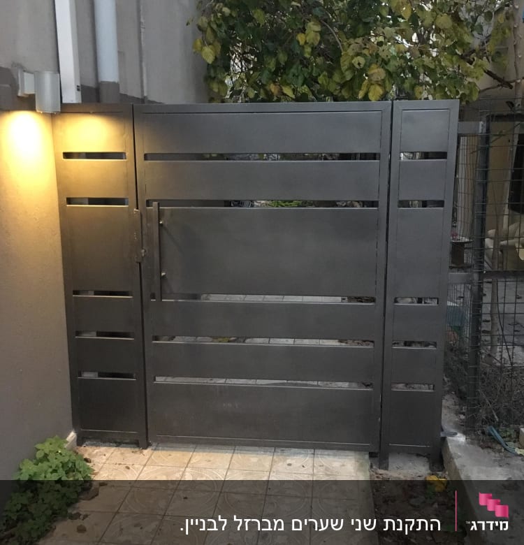 התקנת שני שערים מברזל לבניין.